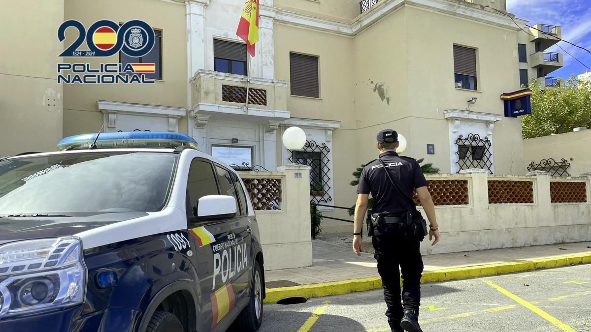 Imagen de archivo de un agente entrando en la comisaría de Dénia