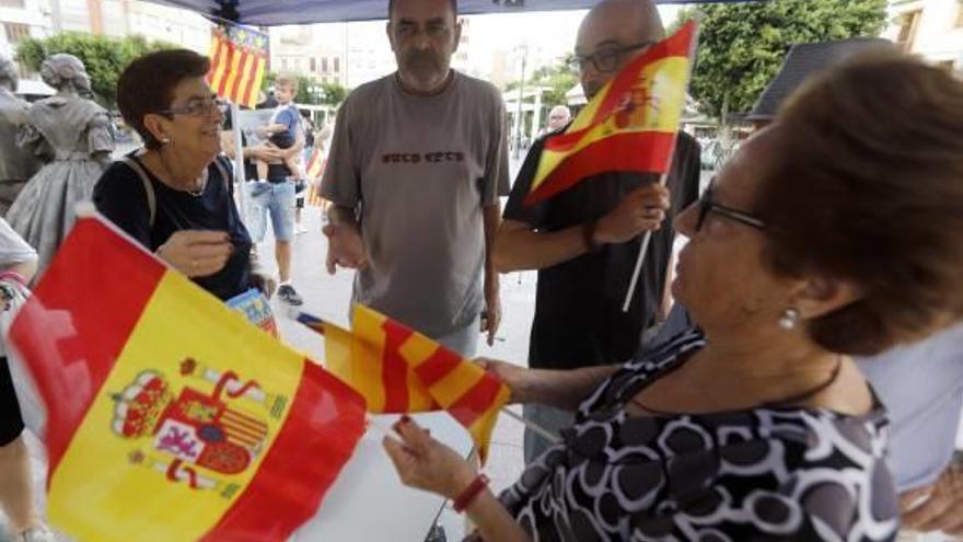 El PP reparte rojigualdas en la Plaça Major