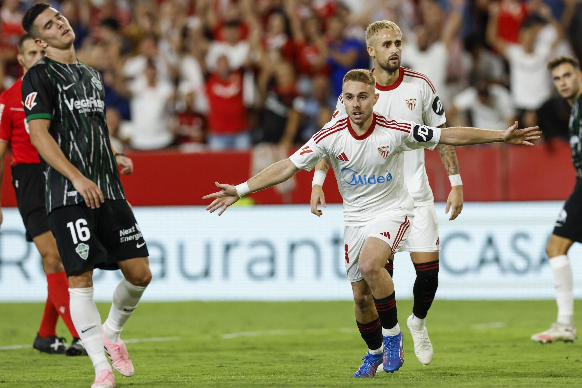 SEVILLA, 12/09/2025.- El delantero del Sevilla Peque (d) celebra tras marcar el 2-2, durante el partido de la cuarta jornadade LaLiga EA Sports que Sevilla FC y Elche CF han disputado este viernes en el estadio Ramón Sánchez-Pizjuán de la capital andaluza. EFE/Julio Muñoz