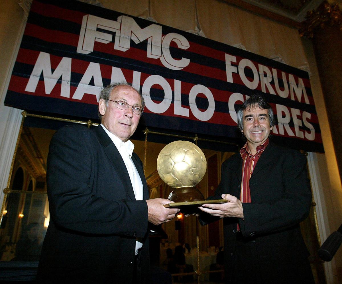 Manolo Clares, con el trofeo que otorgaba su jocoso Fórum