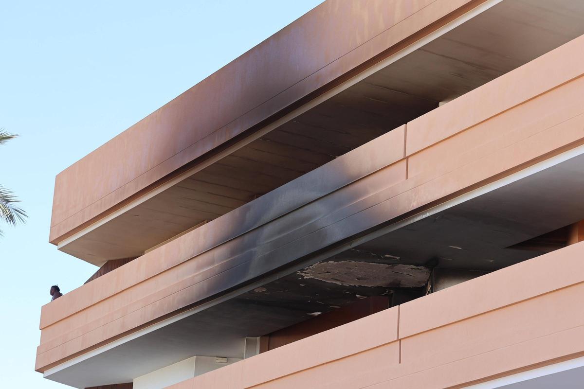 Galería: así quedó el edificio de Platja d'en Bossa, en Ibiza, donde se incendió un piso Galería: así quedó el edificio de Platja d'en Bossa, en Ibiza, donde se incendió un piso