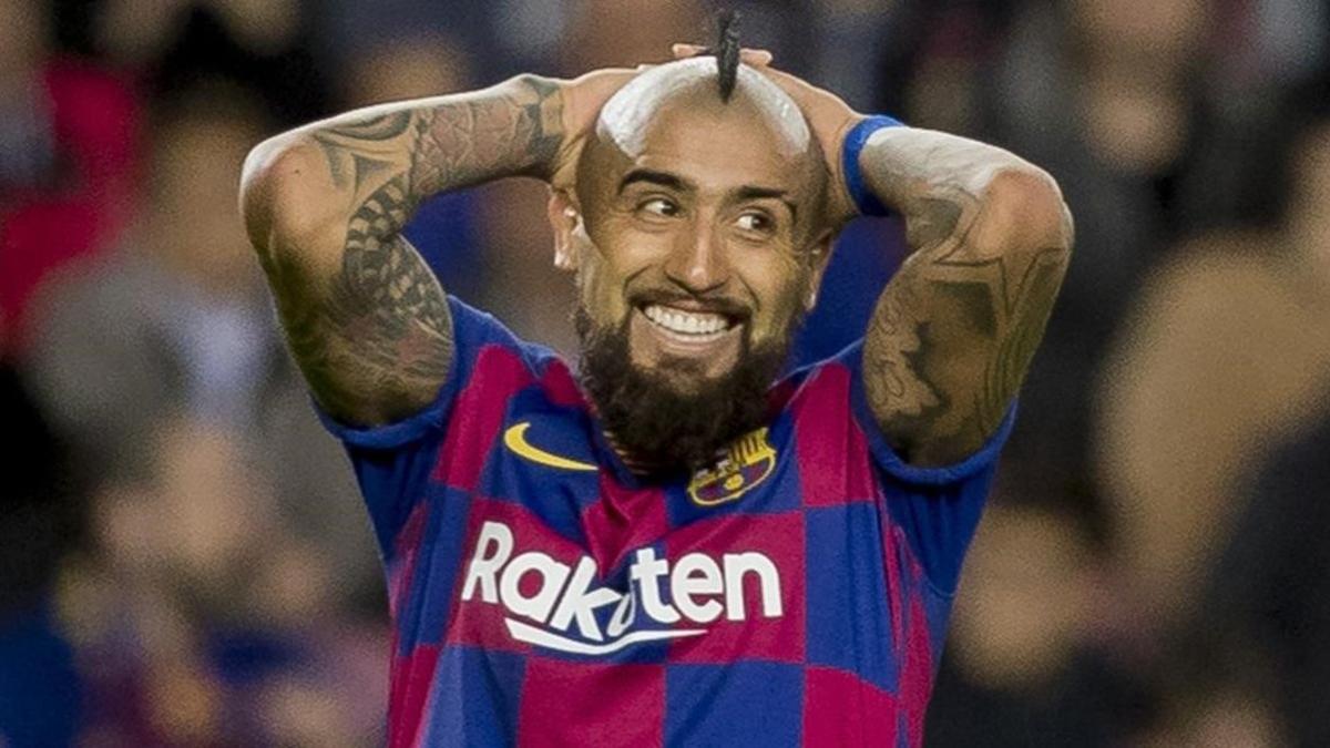 Arturo Vidal se lamenta de una ocasión perdida en el reciente partido frente al Alavés en el Camp Nou.