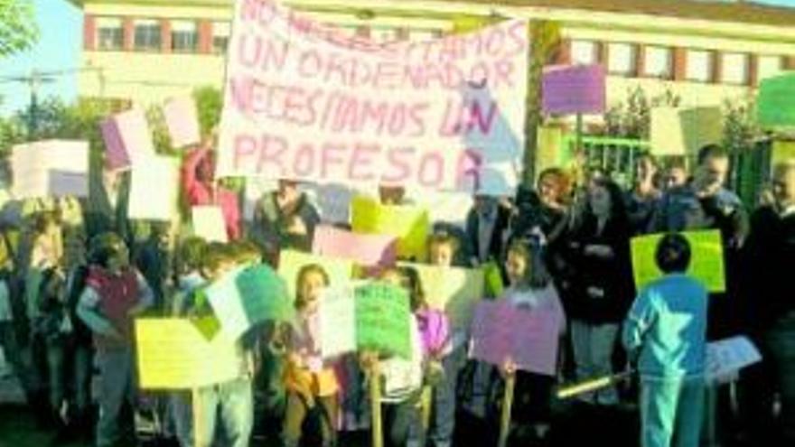 27 niños de la Coronada no van a clase hasta tener otro maestro