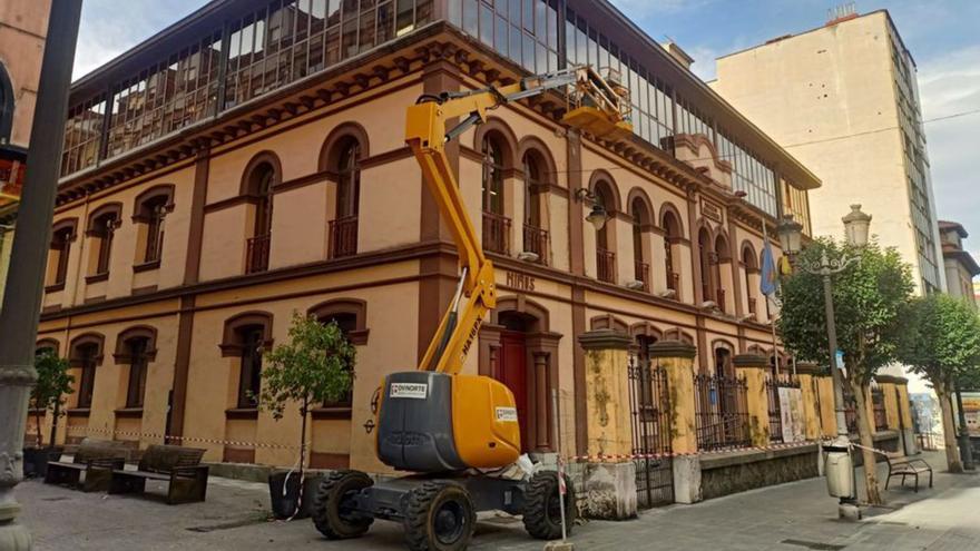 La reparación del alero de la Casa de Cultura de Sama, en marcha