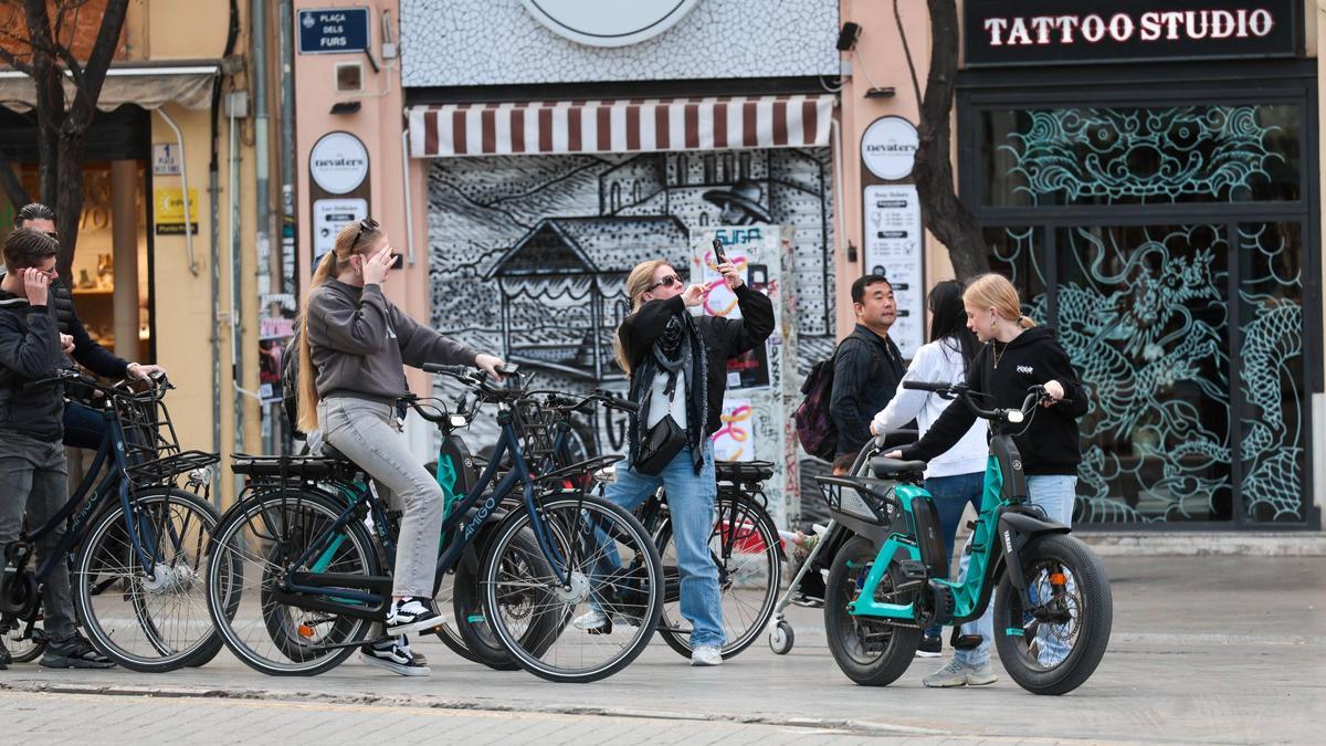 Turistes estrangers en el centre de València, en una imatge d’enguany