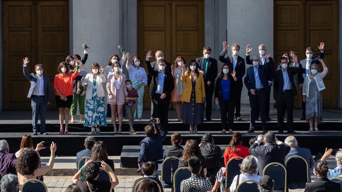 Elpresidente electo de Chile, Gabriel Boric, en el centro de la imagen, este viernes junto a los miembros del futuro Gobierno del país.