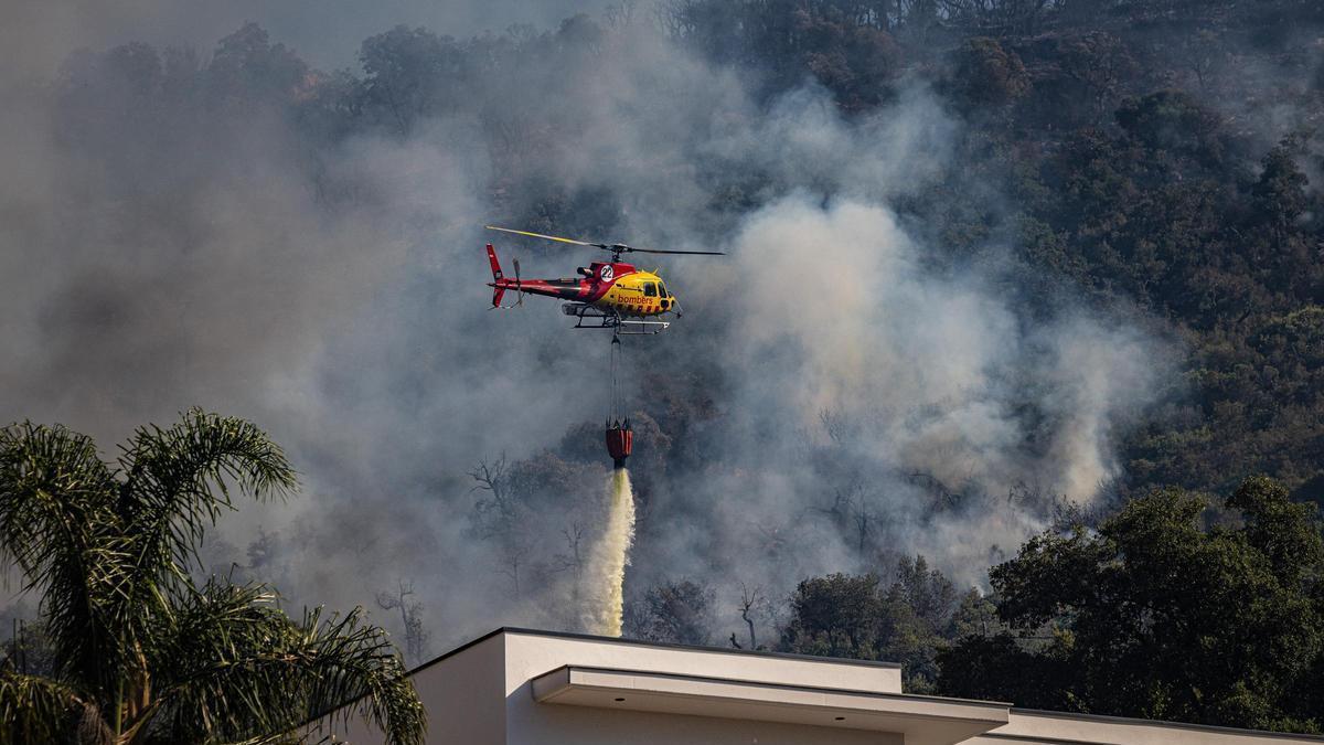 Vista dels treballs d'extinció de l'incendi des de la urbanització les Cabanyes de Calonge