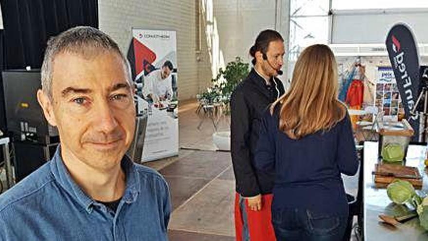 Josep Lluís Joan, técnico de Promoción Alimentaria del Consell, en la feria.