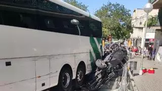 Un autocar estacionado pierde los frenos en Barcelona y embiste un acceso al metro de la línea 5