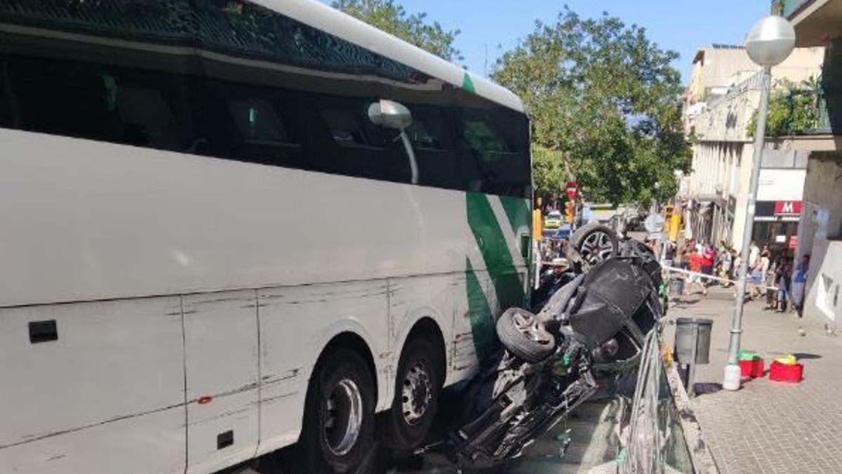 Un autocar pierde los frenos e impacta en un acceso de la línea 5.