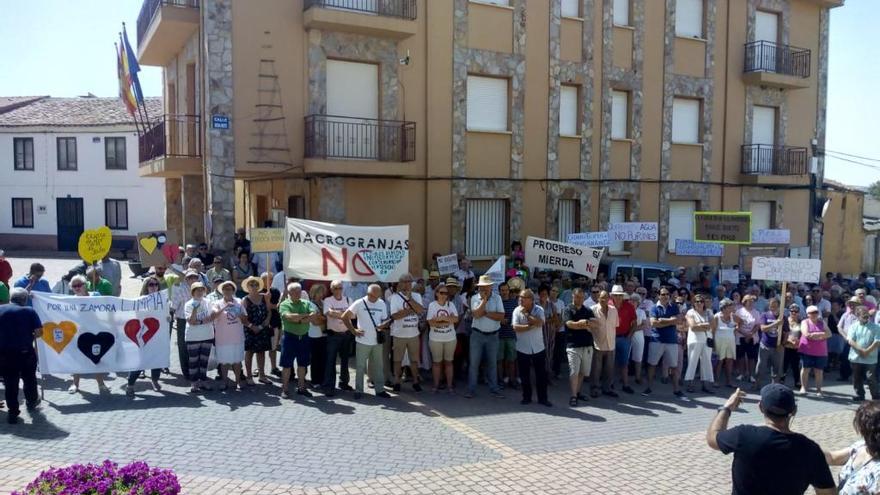 Más de 300 personas claman contra las macrogranjas en Faramontanos