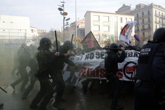 Actuació dels Mossos contra antifeixistes a Girona