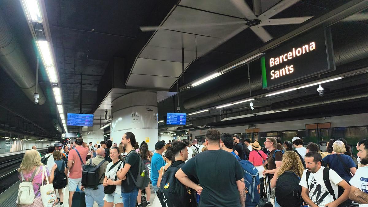 Los andenes de la R2Sud en la estación de Sants, este lunes por la mañana.