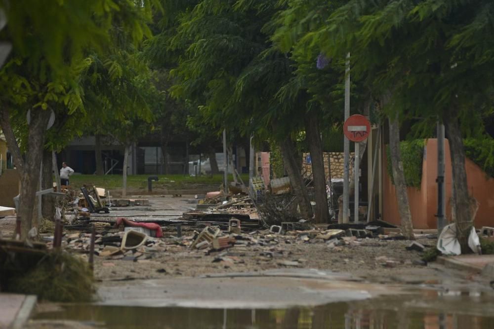 Los vecinos tratan de limpiar sus casas y las calles