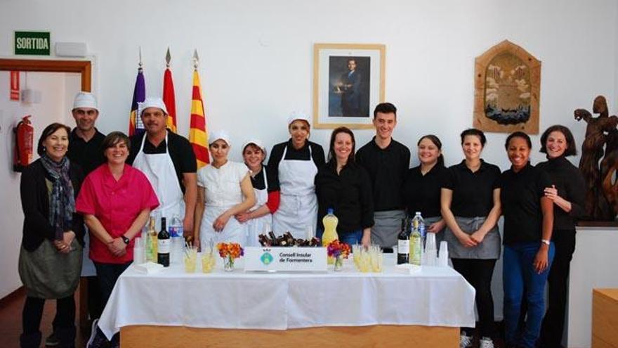 Alumnos del curso de restaurante y bar ofrecieron un aperitivo a los políticos.