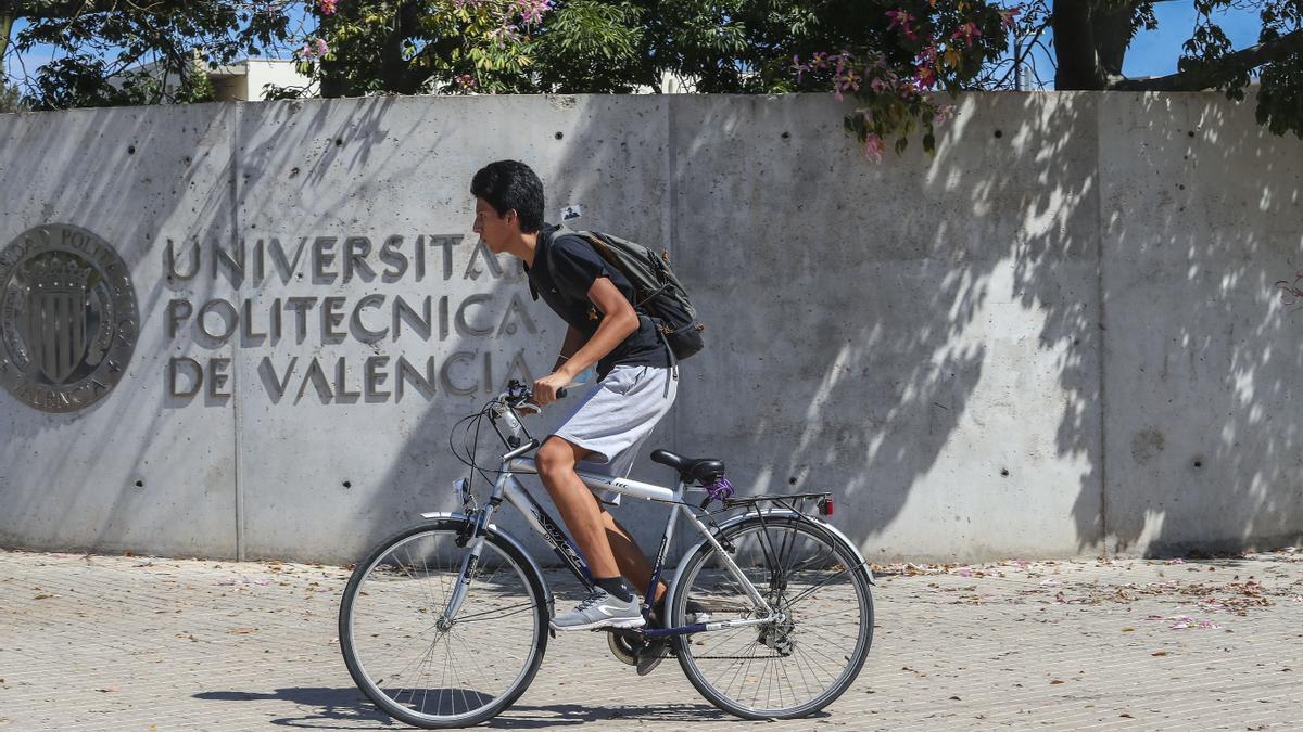 Un alumno pasa por delante de las instalaciones de la Universitat Politècnica de València