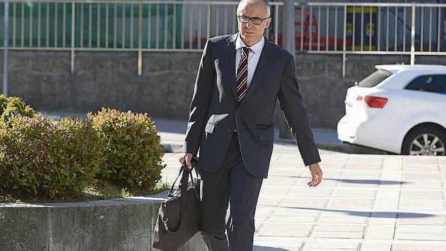 El fiscal Alejandro Pazos, ayer, en la Audiencia Provincial. // R. V.