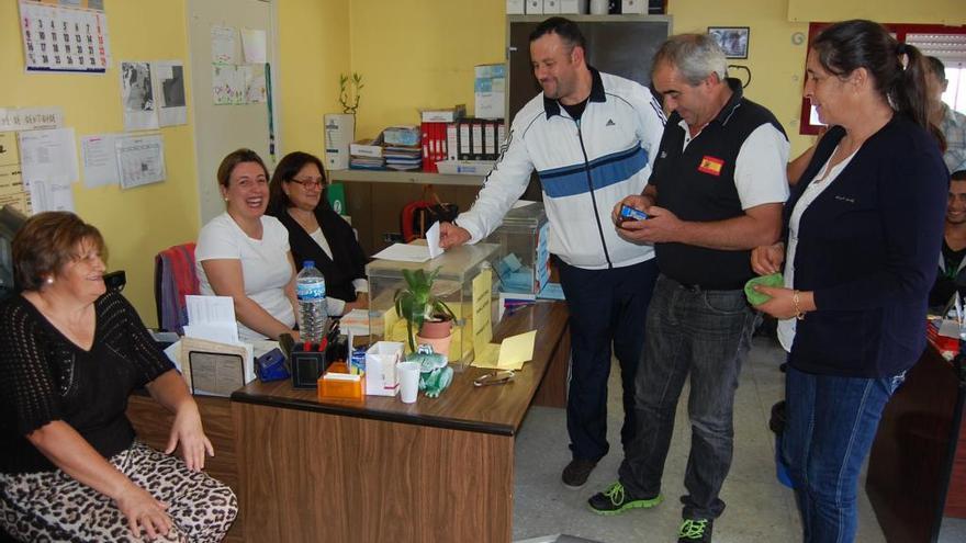 Una votación en Redondela en las elecciones de 2014.