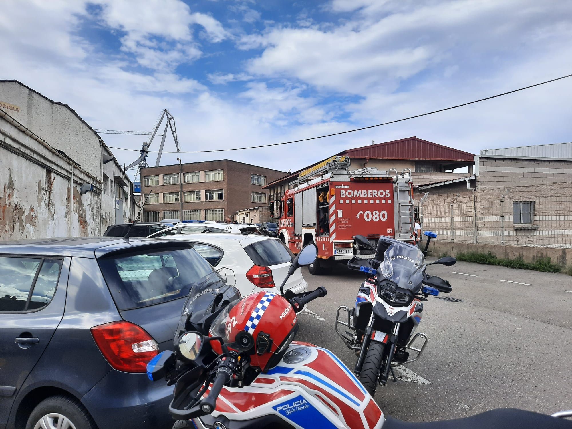 En imágenes: arden cuatro coches en un incendio en Gijón