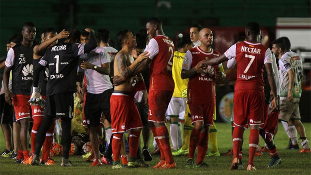 Los jugadores de Santa Fe celebran la victoria