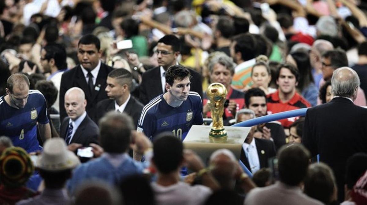 Messi mira la Copa del Món després de la derrota a Maracaná. Fotografia guanyadora del World Press Photo d’Esports 2015.