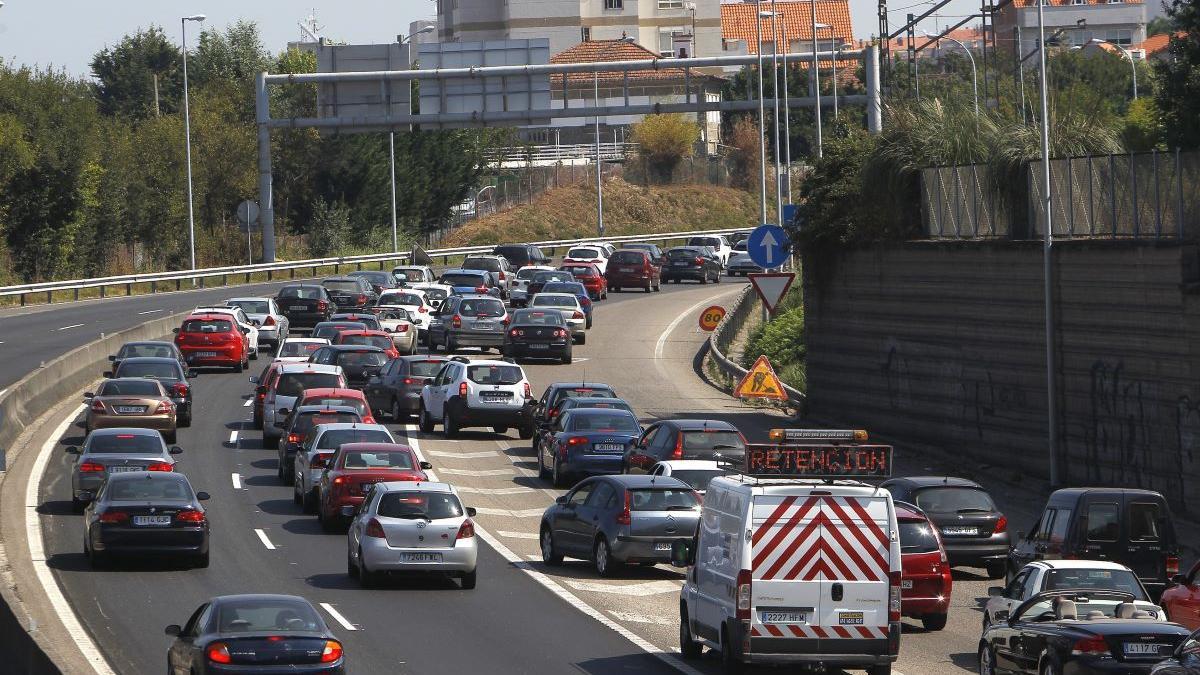Retenciones en la salida de la AP 9 en Vigo.