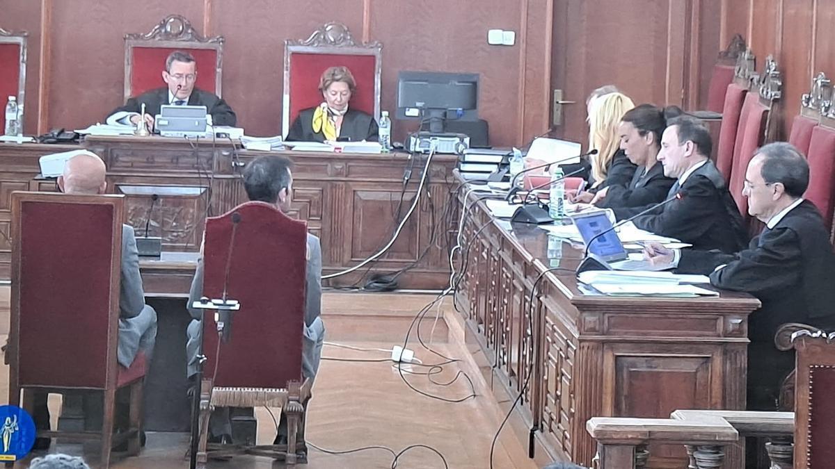 Los investigadores de la UCO durante su declaración en el juicio, este lunes.