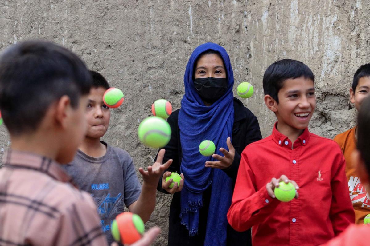 Unas hermanas afganas enseñan el arte del circo a niños en Kabul