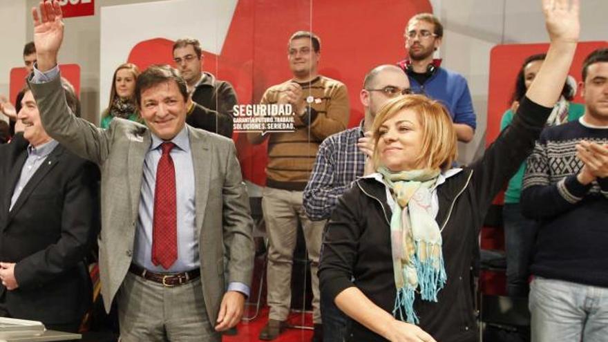 Elena Valenciano y Javier Fernández saludan a sus seguidores en el mitin de ayer en Oviedo.