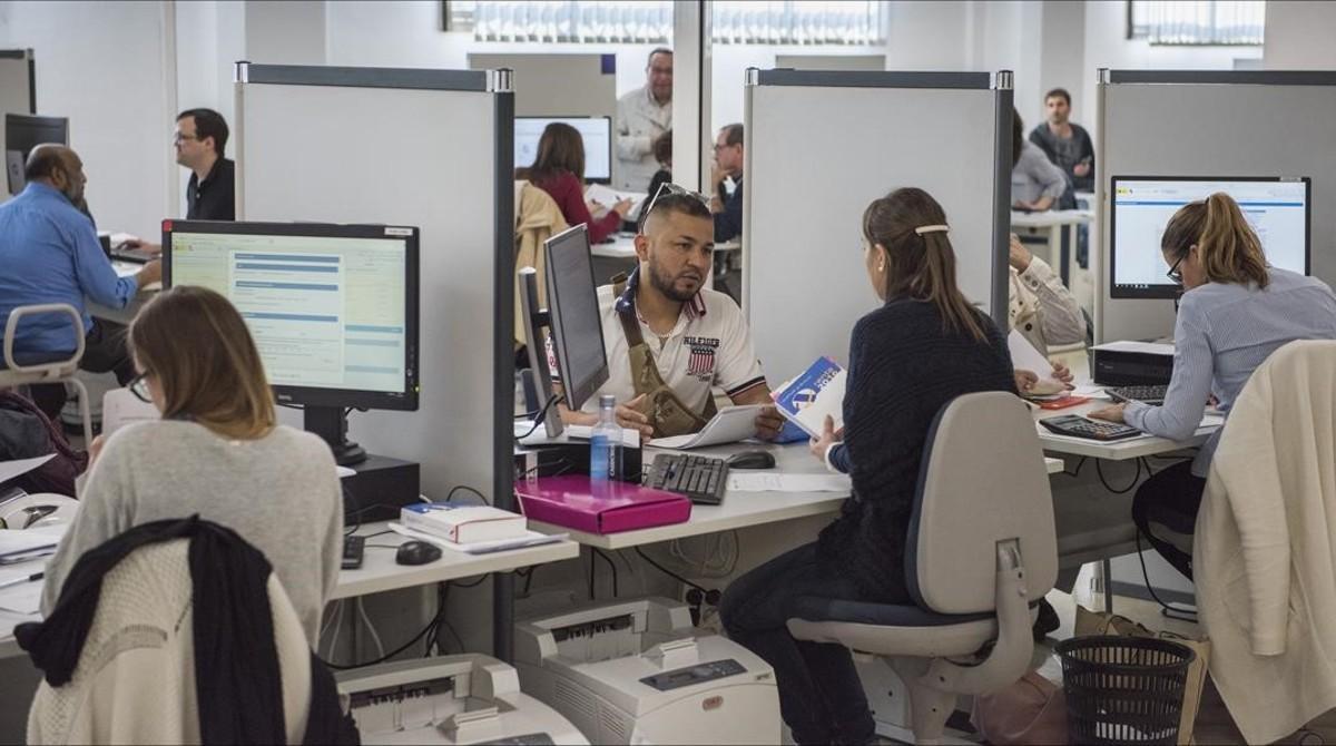 Imagen de archivo de contribuyentes en una oficina de la Agencia Tributaria, en el 2017. Imagen de archivo de contribuyentes en una oficina de la Agencia Tributaria, en el 2017.