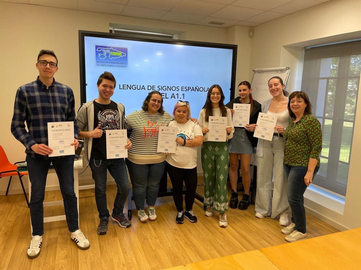 Participantes en una pasada edición del curso de lengua de signos, con la edil Susana García primera por la derecha.