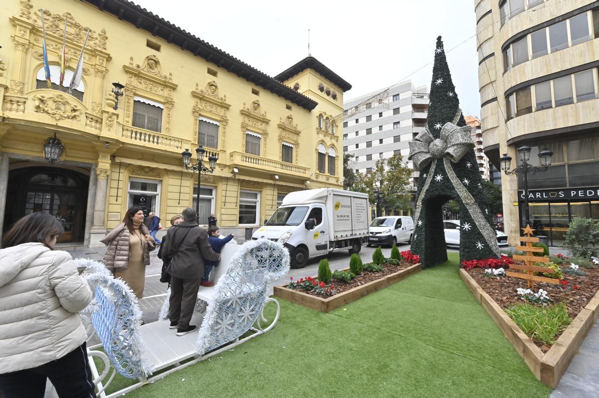 Decoración de la Puerta del Sol que acompaña ahora al abeto navideño, este lunes.