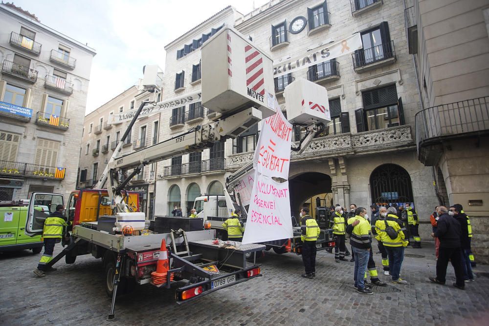 Protesta de la brigada d'enllumenat de Girona