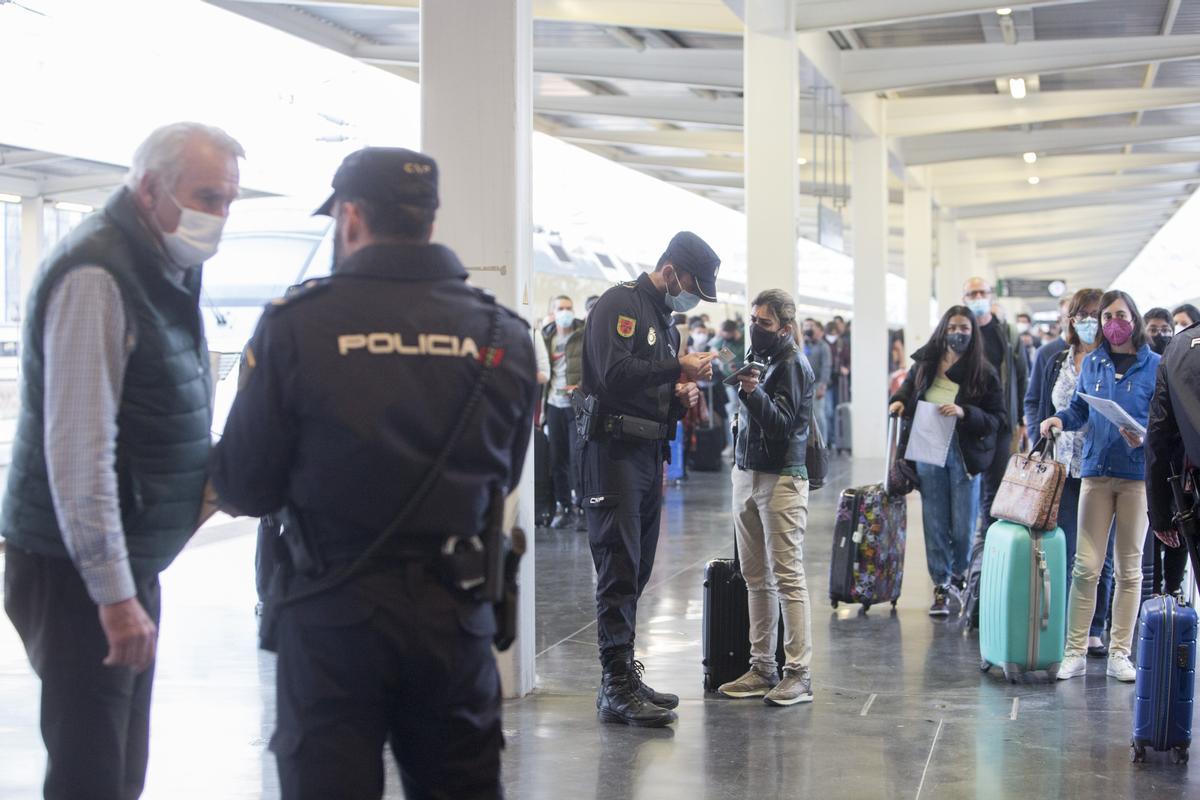 Controles de la Policía Nacional en la estación de Renfe en Alicante Controles de la Policía Nacional en la estación de Renfe en Alicante
