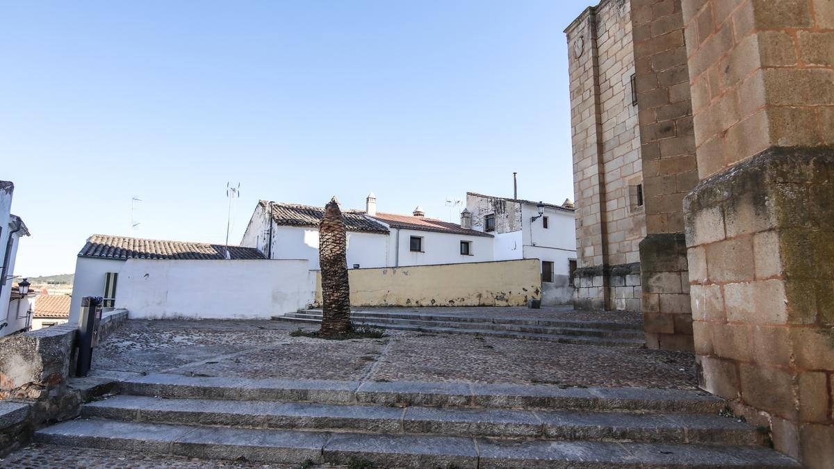 Traseras del templo. Hay numerosas barreras que habrá que sopesar.