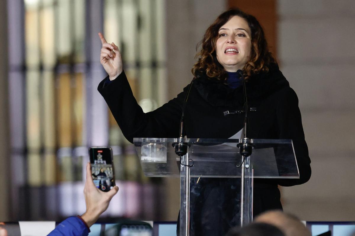 MADRID, 09/01/2025.- La presidenta de la Comunidad de Madrid, Isabel Díaz Ayuso, participa en una manifestación convocada en Madrid para apoyar al candidato opositor Edmundo González como presidente electo de Venezuela, este jueves, en vísperas de la toma de posesión presidencial en Caracas. EFE/ Mariscal