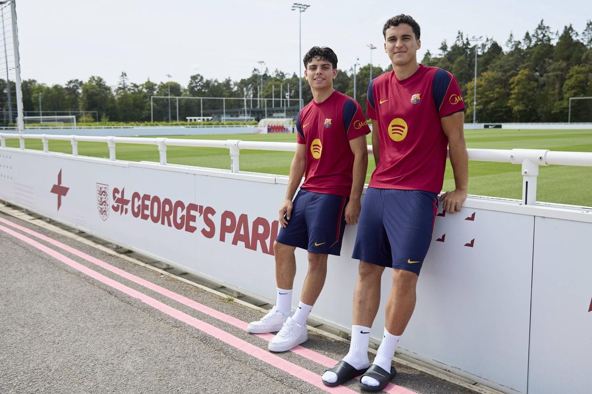 Álvaro Cortés y Xavi Espart jugadores de la Masia en el Stage de pretemporada del FC Barcelona 2026-2027 en las instalaciones de la selección inglesa de fútbol de Saint George’s Park Hotel Hilton en Birmingham UK Foto: Dani Barbeito