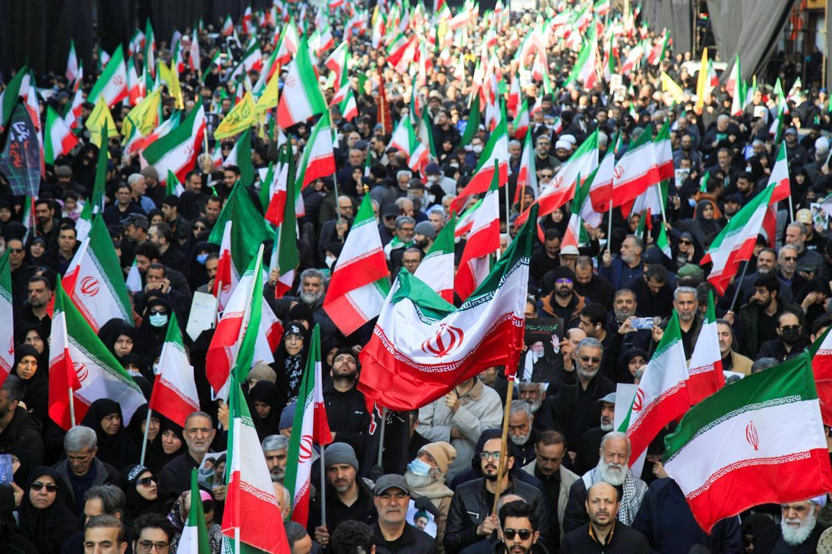 Manifestantes ondean banderas iraníes mientras en una manifestación en apoyo del nuevo líder supremo en la plaza Enghelab, en el centro de Teherán.