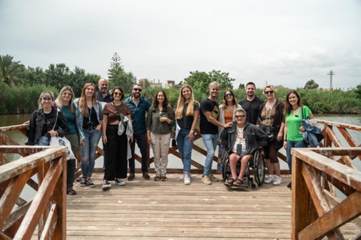 Influencers con discapacidad visual, física y auditiva visitan el paraje de l’Estany de Nules.