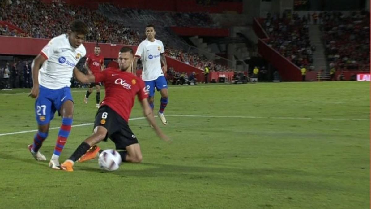 El 'no' penalti de Copete a Lamine Yamal