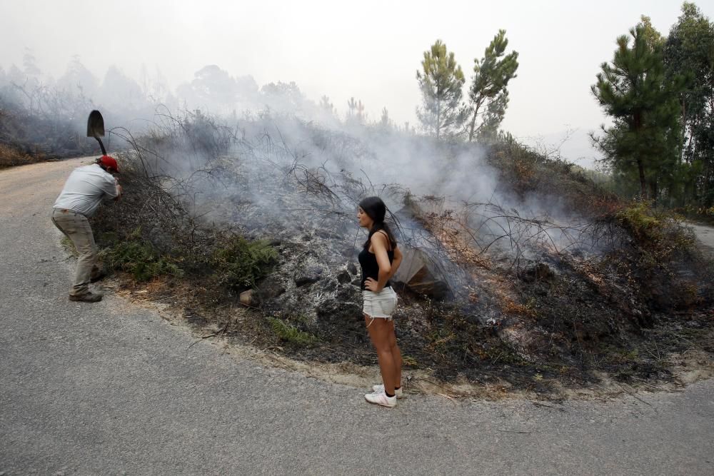 Los medios de lucha contra incendios han conseguido estabilizar el fuego y ha sido desactivada la situación de alerta. Alberto Núñez Feijóo estuvo ayer en Arbo para seguir las labores de los profesion