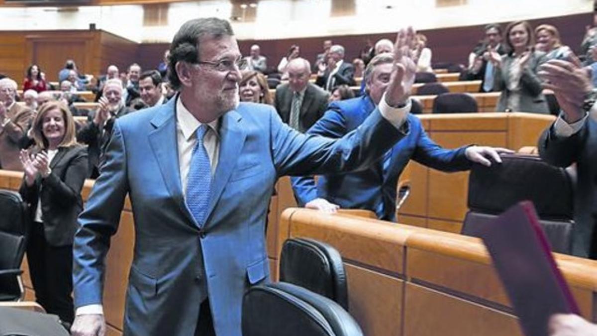 El presidente del Gobierno, Mariano Rajoy, aplaudido por su bancada, ayer, en la sesión de control del Senado.