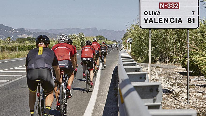 Ciclistas en la zona del accidente de ayer en Oliva.