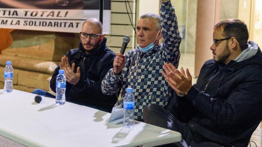 Pablo Hasel (d) participa junto a Adrià Sa (i) y Paco Cela (c) en un acto Lleida.