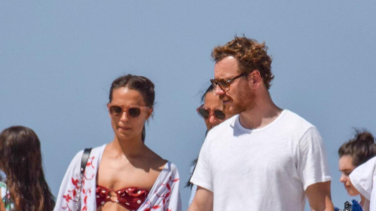 Alicia Vikander y su look de playa de Zara