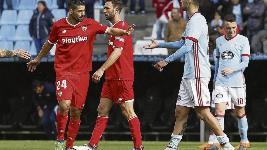 Manuel Agudo, &quot;Nolito&quot;, saluda al céltico Brais Méndez en una reciente visita del Sevilla al estadio de Balaídos. // Ricdrdo Grobas