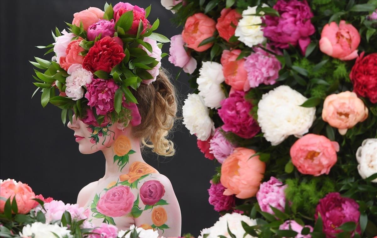 Una modelo posa este lunes junto a un expositor de flores en la feria de las flores de Chelsea (Reino Unido). Un tradicional evento que se celebra desde 1912 y que este año se puede visitar desde el 21 hasta el 25 de mayo.