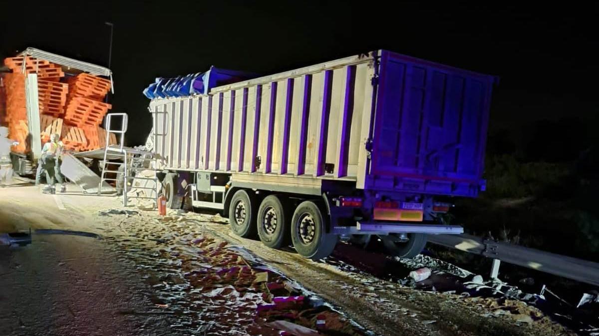 Imagen del accidente que se ha cobrado la vida de un camionero en la Z-40.