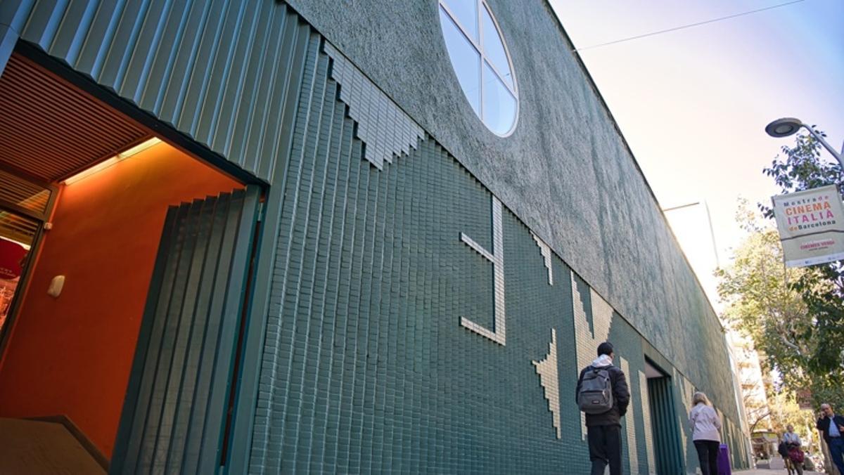 Nueva fachada de color verde del Mercat de la Sagrada Família