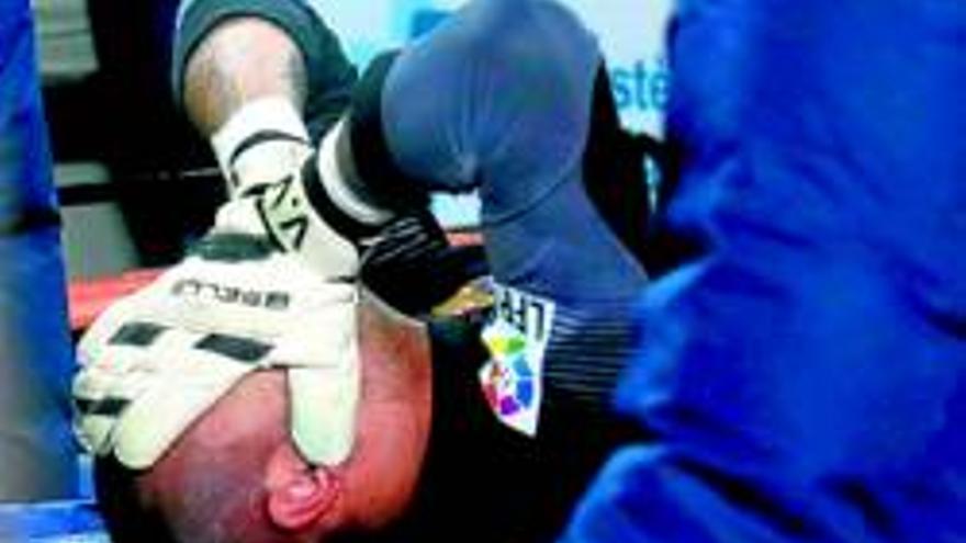 Víctor Valdés se rompe la rodilla derecha
